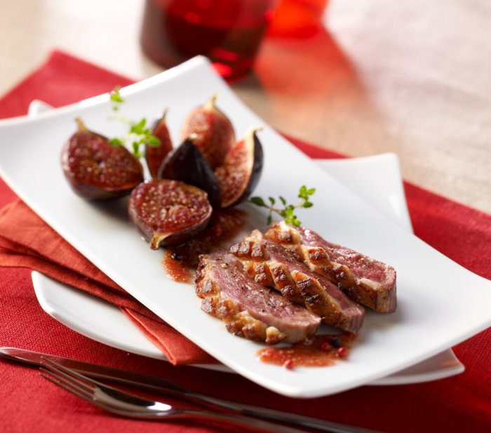 Magret au poivre 5 baies et coulis de figues