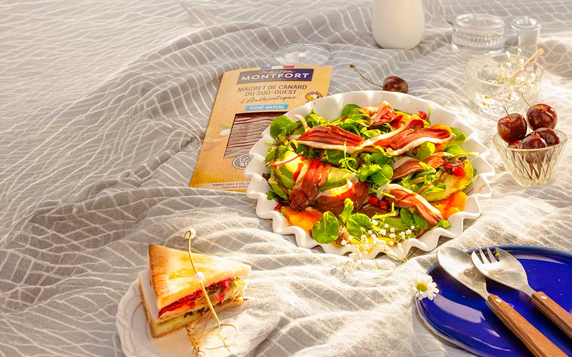 Salade d’agrumes, avocats, roquette, oignons rouges, pignons et tranches de magrets fumés séchés