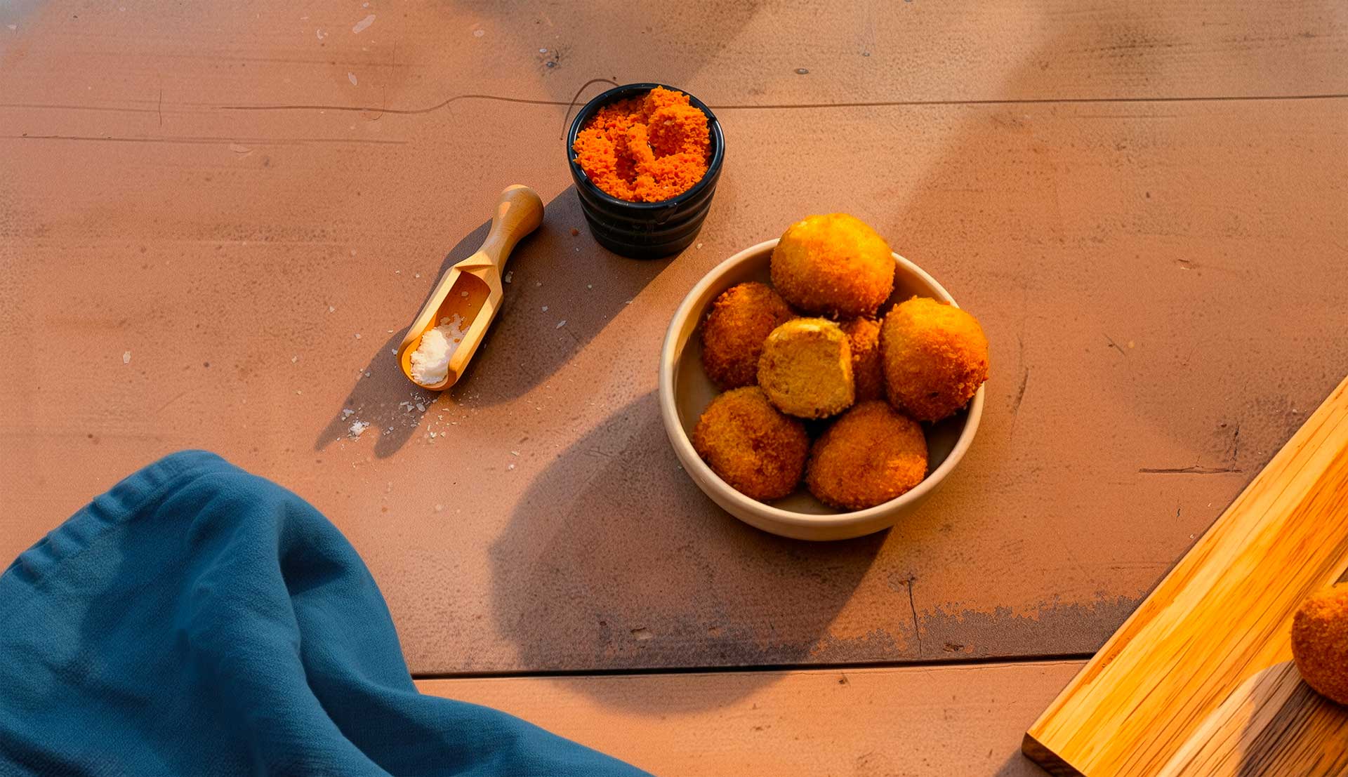 Suivez nos conseils pour réaliser la recette de la Maison Montfort du cromesquis de foie gras mi-cuit pour 6 personnes. Préparation facile !