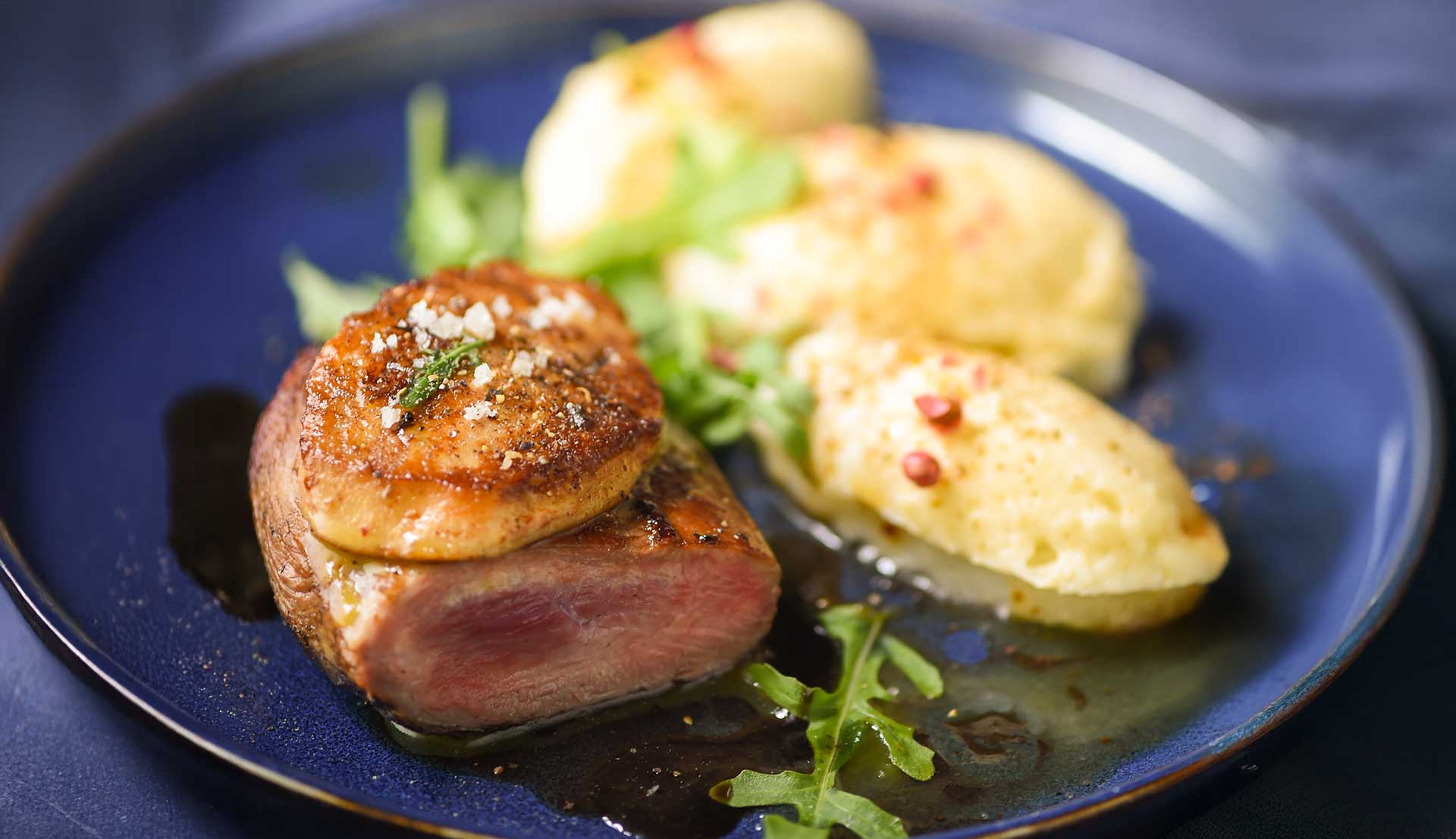 Découvrez la succulente recette pour 4 personnes du rôti de magret de canard au foie gras de la Maison Montfort. Préparation en 30 minutes !